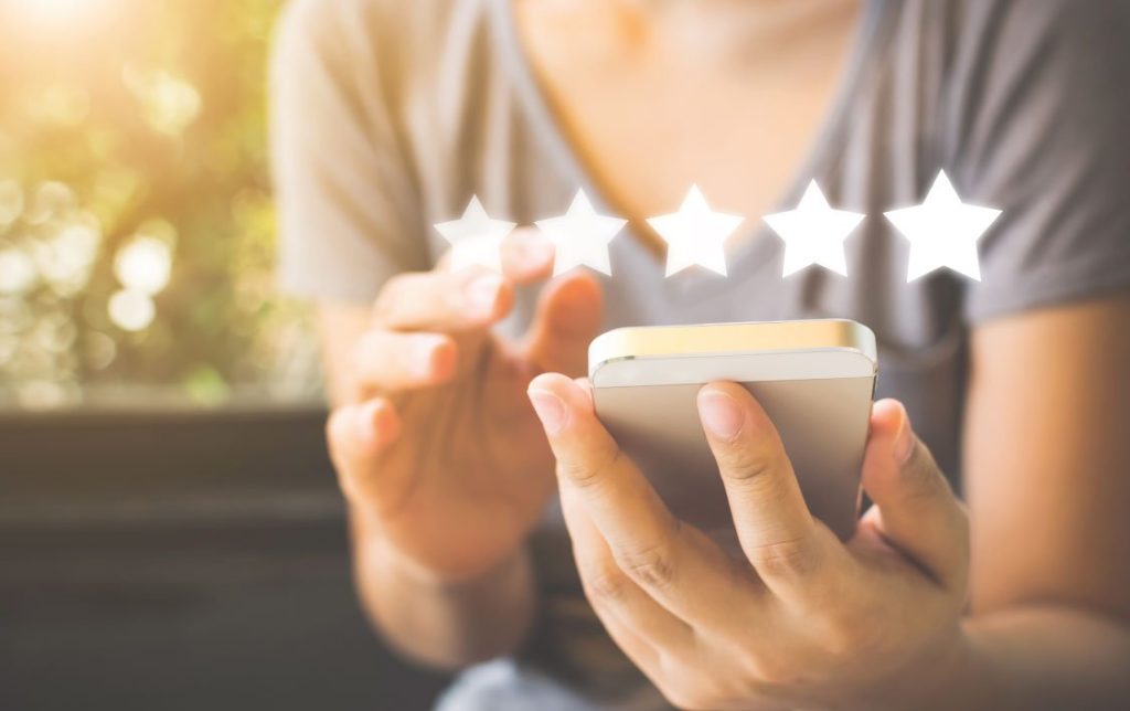 client qui donne son avis sur le web